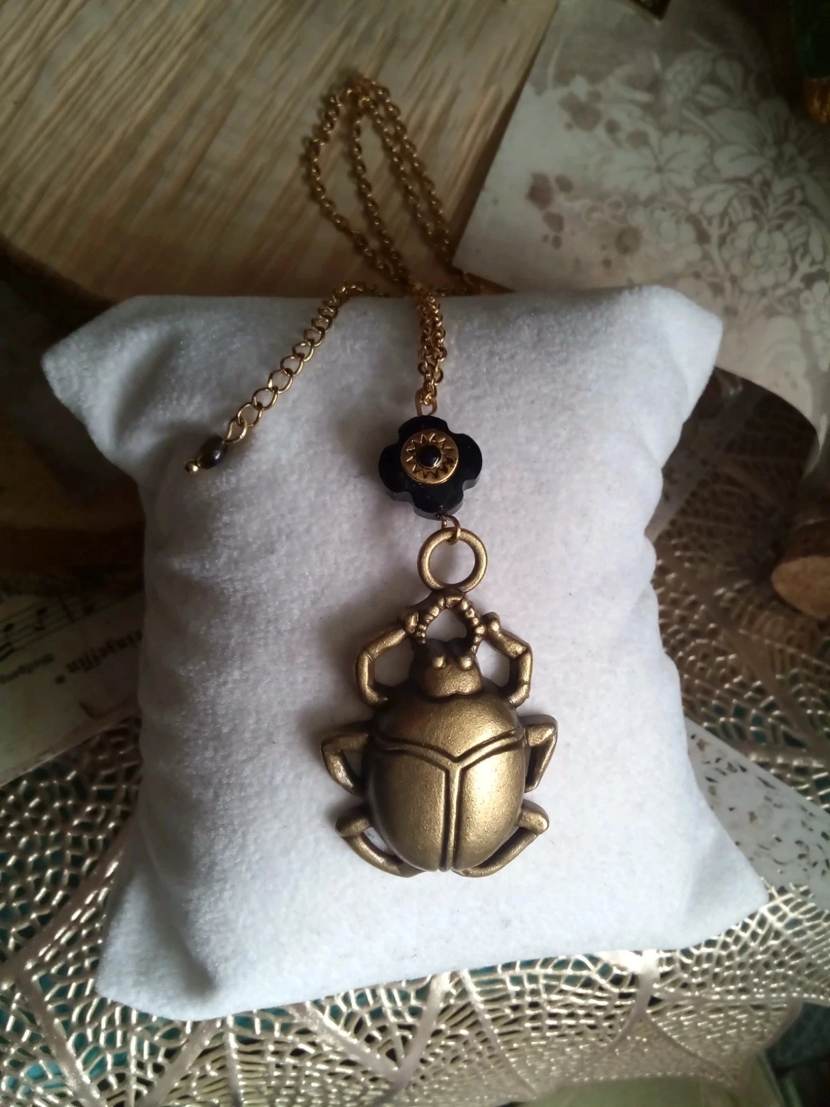 Collier scarabé en trèfle en obsidienne noire naturelle – photo 3